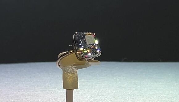 Exhiben un raro diamante azul antes de ser subastado