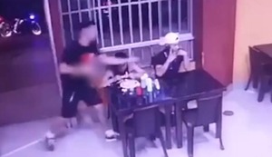 Trujillo: ¡DE TERROR! Falso cliente saca arma de fuego y roba celulares a comensales en pollería | VIDEO