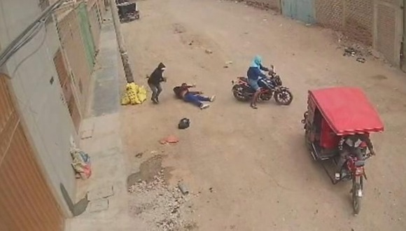 Chiclayo: Tres avezados delincuentes roban moto a obrero.