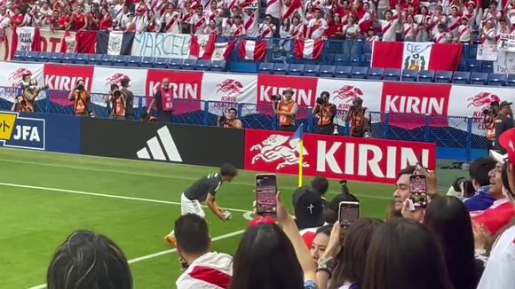 Kubo regaló balones a barra peruana prvio al Perú vs Japón (Video: YouTube)