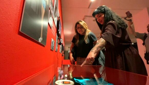 Mon Laferte se revela como artista plástica con gran exposición en Chile