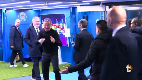 Luis Enrique se cuadra ante Xavi Hernández, pero como aprte de una broma (Video: Sport TV)