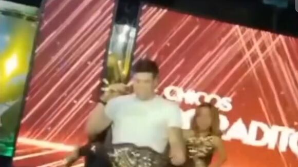 TROME | Novio de Paloma Fiuza protagoniza candente video con ‘chica dorada’