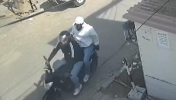 Piura.- Avezados 'marcas' balearon en la pierna a empresario en la puerta de su negocio para arrebatarle dinero que retiró de una agencia bancaria. (Video PNP)