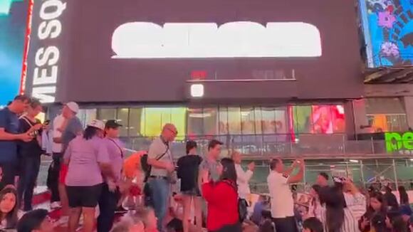 TROME - Nicola Porcella aparece en el Times Square de New York: “Apóyalo con los votos”