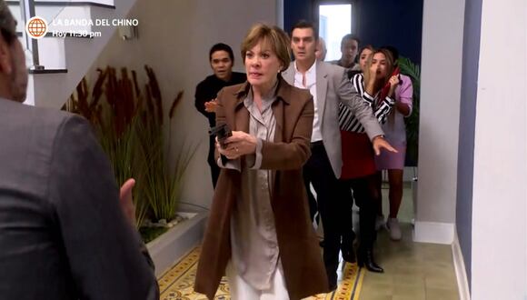Francesca amenaza con un arma a Diego
