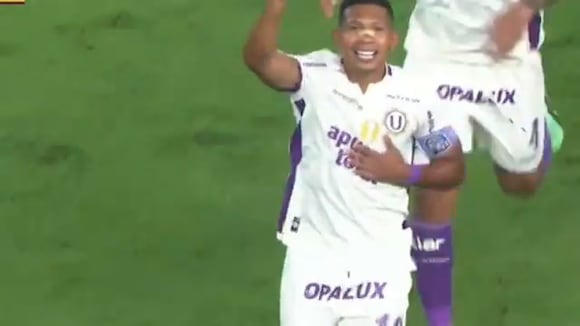 Edison Flores le pega por encima de la barrera y la pone lejos de las manos del golero rival (Video: L1MAx)