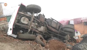 Camión se despista e impacta contra vivienda debido a las lluvias