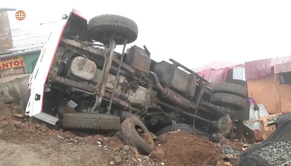 Independencia: camión se despista y cae sobre vivienda