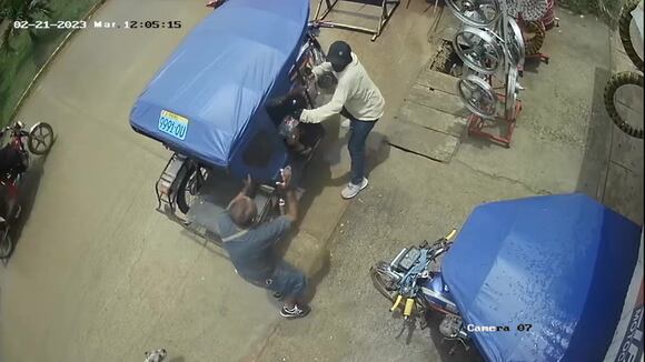 Ucayali: Cámaras de seguridad captan violento asalto asalto a pareja de esposos a manos de dos 'marcas' en moto, quienes les arrebataron una fuerte suma de dinero. (Cortesía Ceymo Rengifo)