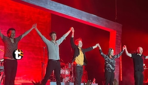 Franz Ferdinand rindió homenaje a Los Mirlos en Lima: Así fue su esperado show en Perú