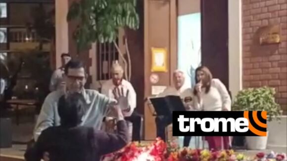 TROME - Doña Regina cumplió 102 años, alentó a la selección y da un mensaje a la hinchada para el Perú vs. Brasil