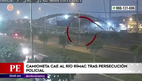 Camioneta cae al río Rímac