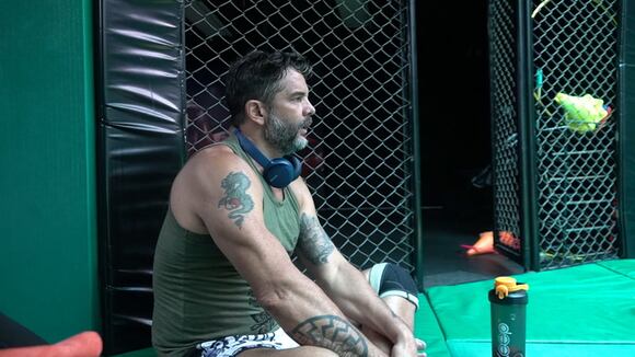 Se defiende de acusaciones de violencia