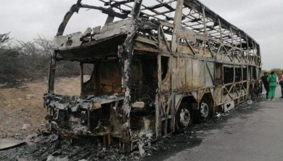 La Libertad: : 35 pasajeros salvan de morir calcinados al incendiarse bus.