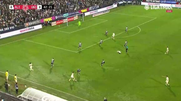 Carlos Zambrano dejó el codo a José Rivera pero VAR no admitió expulsión (Video: Liga 1max)