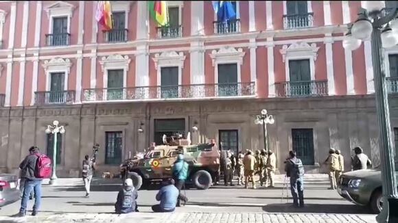 Bolivia: tanque militar entra por la fuerza a la sede del Ejecutivo en La Paz