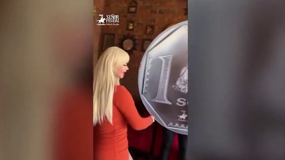 Susy días promociona venta de pollo a la brasa a solo un sol