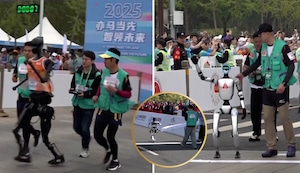 Robots humanoides corren su primera media maratón junto a atletas en Pekín