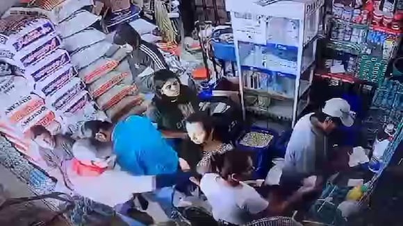 Sullana: Clientes de la tienda de abarrotes no se salvaron y fueron despojados de su dinero y celulares. (Video PNP)