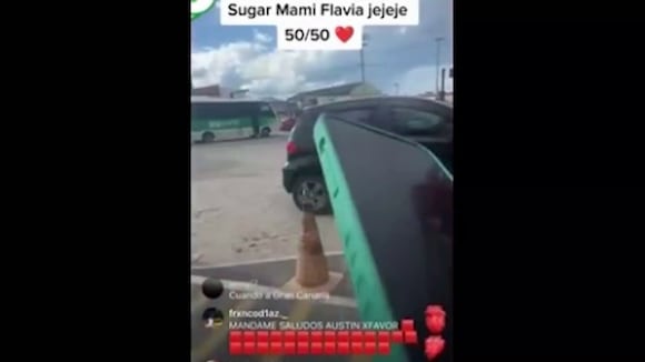 Flavia Laos y Austin comparten gastos