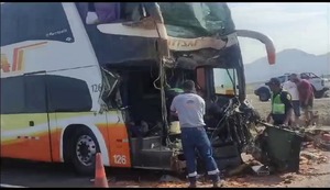 Trujillo: Chofer de bus interprovincial muere en violento choque con tráiler | VIDEO