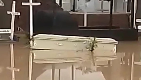 Piura: Lluvia torrencial inundó el cementerio La Campana de Talara y ataúdes salen flotando.