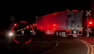 Conductor sale ileso después de que un tren embistiera su camión en Estados Unidos