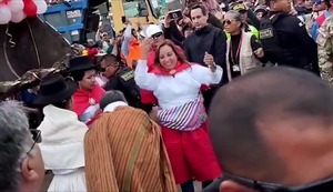 Ayacucho: Insultan y jalan de los cabellos a presidenta Dina Boluarte durante ceremonia oficial | VIDEO