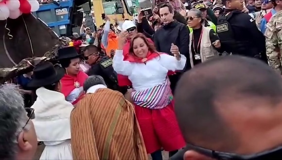 Ayacucho: Dina Boluarte es agredida por dos mujeres durante ceremonia oficial.