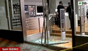Robo en manada en San Isidro: delincuentes rompen mampara y se llevan celulares de alta gama