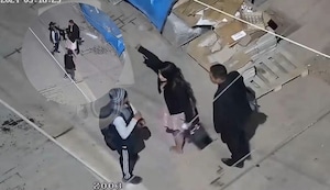 Puno: Mujer se agarra a golpes con dos ladrones hasta derribarlos por defender a su pareja | VIDEO