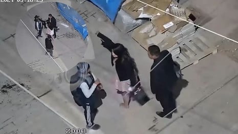 Puno: Mujer se agarra a golpes con dos ladrones hasta derribarlos por defender a su pareja | VIDEO