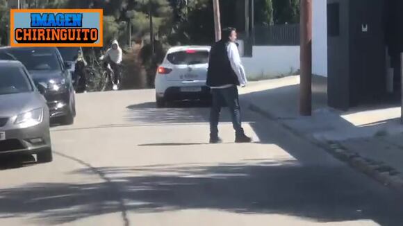 Lionel Messi sorprede cn pase en bicicleta en Barcelona (Video: El Chiringuito)
