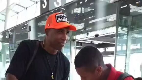 Luis Guadalupe en aeropuerto de Seúl encotró maleta de Christian Cueva (Video: @Cutoguadalupe16)