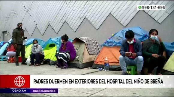 Breña: padres duermen en exterior del Hospital del Niño
