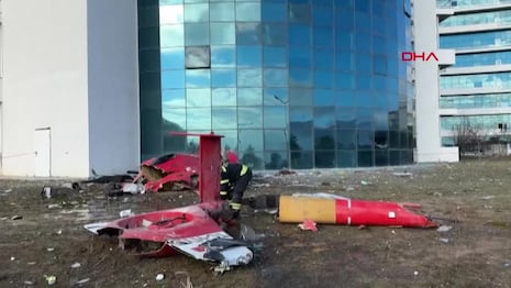 Cuatro muertos tras estrellarse un helicóptero en un hospital de Turquía