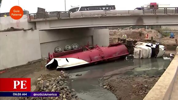 Huachipa: Camión cisterna se despista y cae desde puente Huaycoloro