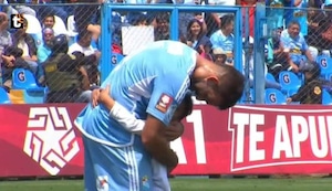 Sporting Cristal: Niño ingresa a la cancha del Estadio Gallardo para abrazar a Martín Cauteruccio | VIDEO