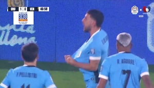 ¡Golazo en el Centenario! De Arrascaeta la clavó al ángulo para el 2-0 de Uruguay sobre Venezuela y Perú lo celebra |VIDEO