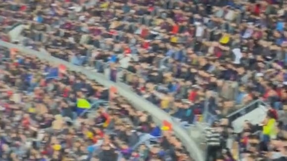 El ensordecedor grito delos hinchas pidiendo regreso de Messi (@cracks_oficial)