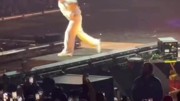 Le tiran un celular a Rauw Alejandro