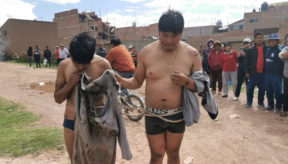 Puno: Linchan a dos sujetos por arrastrar y asaltar a estudiante.