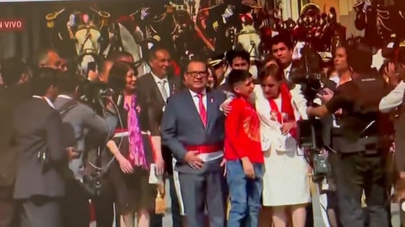 Trome|Dina Boluarte y su curioso gesto con un niño