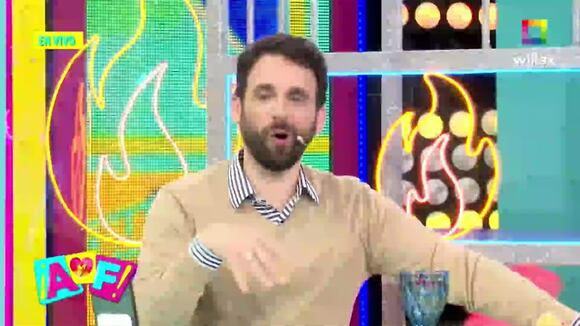 Trome|Mauricio Diez Canseco besó a las "Doradas de la Salsa"