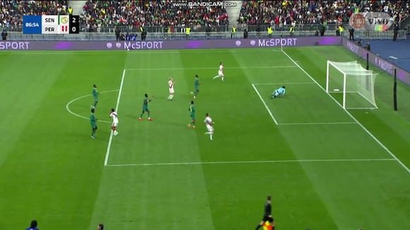 Adrián Quiroz casi marca el descuento de Perú vs. Senegal con una gran jugada individual. (Video: América TV)