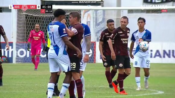 Expulsión a Aldo Corzo por agresión en el partido entre Universitario y Alianza Atlético. (Video: Liga 1 MAX)