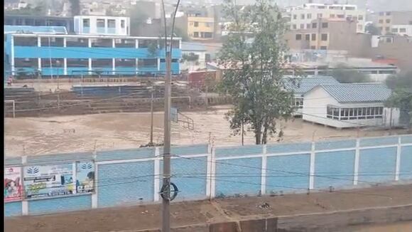 TROME - Chaclacayo: nuevo huaico inunda zona de Morón y derrumba muro del colegio Felipe Santiago Esteno