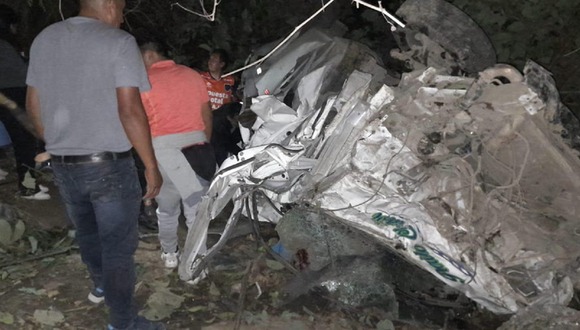 Áncash: Nueve muertos y seis heridos deja caída de combi a abismo.