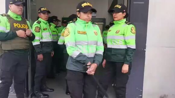 Padres de familia golpearon a sujeto vestido de escolar en Huancayo: “Desgraciado”